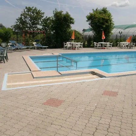 موتيل Kronikas Park Fogado *