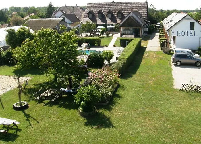 Kronikas Park Fogado 汽车旅馆