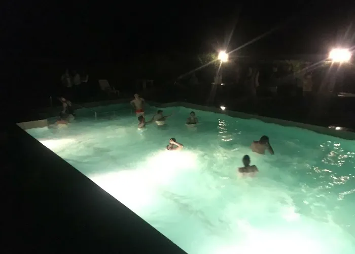 Kronikas Park Fogado 汽车旅馆 *